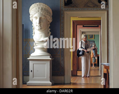 (FILE) An archive photo dated 06 August 2011 shows visitors viewing the Geothe National Museum in Weimar, Germany. The renovation work begins on the museum on Tuesday, 06 September 2011. Photo: Martin Schutt Stock Photo