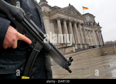 FILE - An archive picture dated 22 November 2010 shows a police officer with a submachine gun in front of the Reichtag in Berlin, Germanv. The police of Berlin arrested a suspected Islamist terrorist on 09 September 2011.  According to a spokesperson of the police, a 24-year-old man and his 28-year-old accomplice allegedly planned a bomb attack. Photo: Wolfgang Kumm Stock Photo