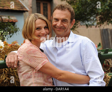 Actor Jean-Yves Berteloot (R) as Marc von der Lohe and actress Tanja Wedhorn as business woman Jeanine Weiss poses during filming for the German television broadcaster ZDF's production of 'Ein Sommer im Elsass' ('A Summer in Alsace') in Bergheim, France, 08 September 2011. The six film in the ZDF Sunday film series takes place in Alsace. Jeanine Weiss, business woman from Berlin, a Stock Photo