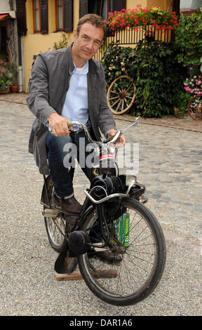 Actor Jean-Yves Berteloot as Marc von der Lohe poses during filming for the German television broadcaster ZDF's production of 'Ein Sommer im Elsass' ('A Summer in Alsace') in Bergheim, France, 08 September 2011. The six film in the ZDF Sunday film series takes place in Alsace. Jeanine Weiss, business woman from Berlin, arrives back in her hometown Louiswiller and falls in love with Stock Photo