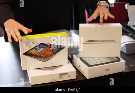 (FILE) An archive photo dated 25 August 2011 shows the presentation of the sales packages of the iPad 2 (R) and the Samsung Galaxy Tab. On 09 September 2011 a State Court will announce its ruling in the patent case. Apple accuses Samsung to have copied the iPad with its Galaxy Tab 10.1. Photo: Frederico Gambarini Stock Photo