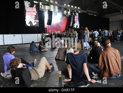 Numerous people watch the performance of French singer Yelle (Julie Bude) at the Berlin Festival 2011 of the Berlin Music Week at the former Tempelhof airport in Berlin, Germany, 09 September 2011. 77 bands will perform at the two-day festival. Photo: Britta Pedersen Stock Photo