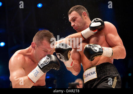 Vitali Klitschko (R) of Ukraine and Tomasz Adamek (L) of Poland fight during their World Boxing Council (WBC) World Heavyweight Championship boxing match in Wroclaw, Poland, 10 September 2011. Photo: Robert Schlesinger dpa Stock Photo