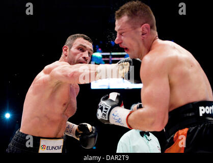 Vitali Klitschko (L) of Ukraine and Tomasz Adamek (R) of Poland fight during their World Boxing Council (WBC) World Heavyweight Championship boxing match in Wroclaw, Poland, 10 September 2011. Photo: Robert Schlesinger dpa Stock Photo