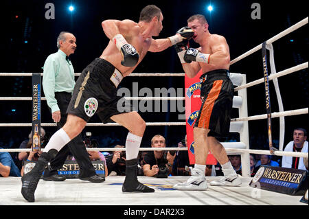 Vitali Klitschko (L) of Ukraine and Tomasz Adamek (R) of Poland fight during their World Boxing Council (WBC) World Heavyweight Championship boxing match in Wroclaw, Poland, 10 September 2011. Photo: Robert Schlesinger dpa Stock Photo