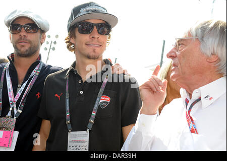 F1 supremo Bernie Ecclestone (r) guides Jay Kay (C), singer from the group Jamiroquai, through the grid of the Italian GP at the race track Autodromo Nazionale Monza, Italy, 11 September 2011. The Formula One Grand Prix of Italy is the last European race of the season 2011. Photo: David Ebener dpa  +++(c) dpa - Bildfunk+++ Stock Photo