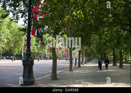 London, UK. 17th July, 2013. Relief from the sun on the hottest day under a canopy of trees on The Mall. A level 3 heatwave warning has been issued in the region today, the hottest day of the year. Credit:  Malcolm Park/Alamy Live News Stock Photo