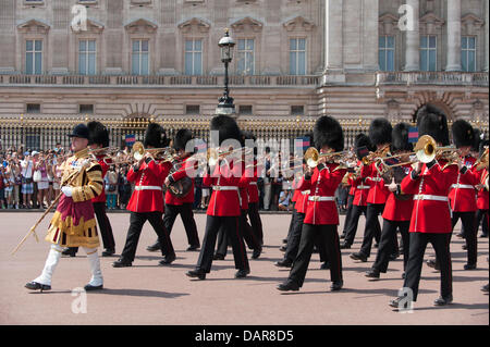 London, UK. 17th July, 2013. Westminster, London, UK. Guardsmen march from Buckingham Palace to Wellington Barracks after the Changing of the Guard in 32 degrees of heat watched by thousands of tourists lining the route. A level 3 heatwave warning has been issued for the region today Credit:  Malcolm Park/Alamy Live News Stock Photo