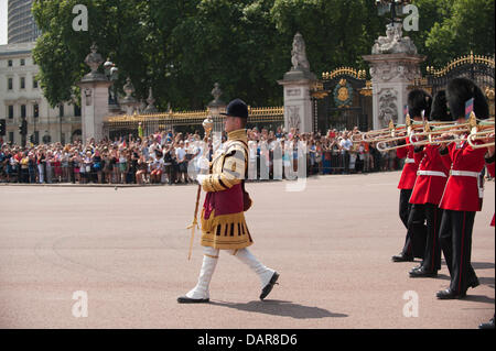 London, UK. 17th July, 2013. Westminster, London, UK. Guardsmen march from Buckingham Palace to Wellington Barracks after the Changing of the Guard in 32 degrees of heat watched by thousands of tourists lining the route. A level 3 heatwave warning has been issued for the region today Credit:  Malcolm Park/Alamy Live News Stock Photo