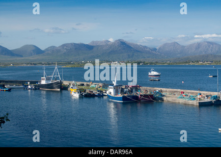 Fishing boats in Roundstone harbour Bertraghboy Bay Roundstone Connemara County Galway Eire Republic of Ireland Stock Photo