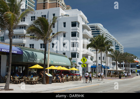 OUTDOOR SIDEWALK CAFES SEABREEZE BOULEVARD FORT LAUDERDALE SKYLINE FLORIDA USA Stock Photo