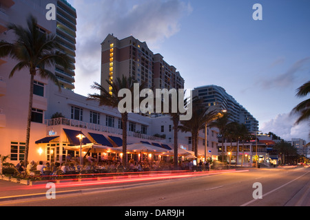 OUTDOOR SIDEWALK CAFES SEABREEZE BOULEVARD FORT LAUDERDALE SKYLINE FLORIDA USA Stock Photo