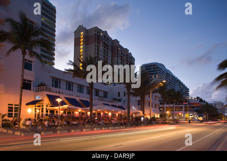 OUTDOOR SIDEWALK CAFES SEABREEZE BOULEVARD FORT LAUDERDALE SKYLINE FLORIDA USA Stock Photo