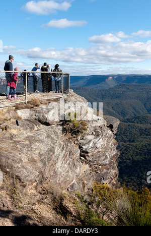 People on the viewing lookout rock, looking over the Jamison Valley, at Sublime Point, Blue Mountains, Australia Stock Photo