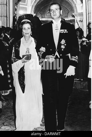 Juan Carlos I, * 5.1.1938, king of Spain since 22.11.1975, full length, with mother Maria de las Mercedes, 1980s, Stock Photo