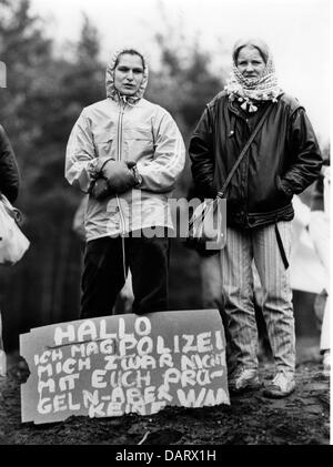 politics, demonstrations, Germany, Wackersdorf, demonstration against the construction of a nuclear recycling plant, two young women with a transparent, 7.6.1986, Additional-Rights-Clearences-Not Available Stock Photo