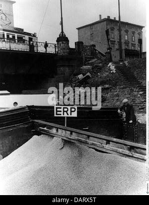postwar period, reconstruction, European Recovery Program (ERP), barge with corn at the inland port of Duisburg, Ruhr, West Germany, circa 1950, Additional-Rights-Clearences-Not Available Stock Photo