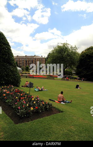 Botanic Gardens, Glasgow, Scotland, UK. 18th July 2013. People enjoying the continued great weather in various ways. Paul Stewart / Alamy News Stock Photo