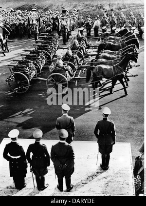 Nazism, National Socialism, Nuremberg Rallies, 'Reichsparteitag der Freiheit', 10. - 16.9.1935, Adolf Hitler during the parade of the Wehrmacht, heavy machine gun unit passing the tribune, Additional-Rights-Clearences-Not Available Stock Photo