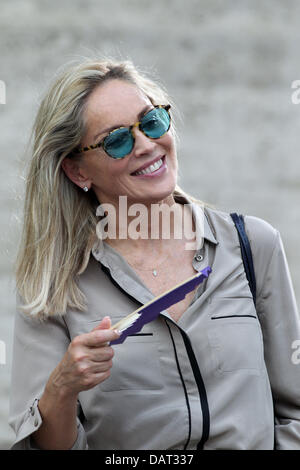 Rome, Italy. 18th July 2013.  Place of People Sharon Stone has arrived in the city of Rome two days ago. This morning she was on the set of the film 'Golden boy' of italian film director Pupi Avati, shooting began this morning in the central Piazza del Popolo in Rome. Among the other actors, the italian Riccardo Scamarcio e Cristina Capotondi. Credit:  marco iacobucci/Alamy Live News Stock Photo