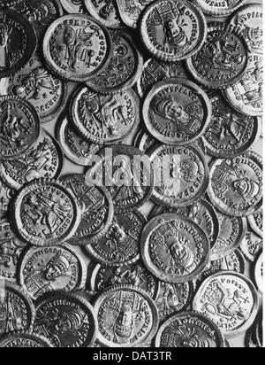 money / finances, coins, ancient world, Roman Empire, solid, gold, 5th century AD, with portrait of emperors Valentinian III Stock Photo