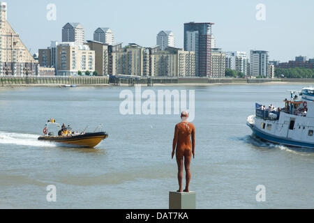 London, UK. 18th July 2013.   A sculpture of a swimmer on a plynth overlooking the river Thames  on another hot day on London Credit:  amer ghazzal/Alamy Live News Stock Photo