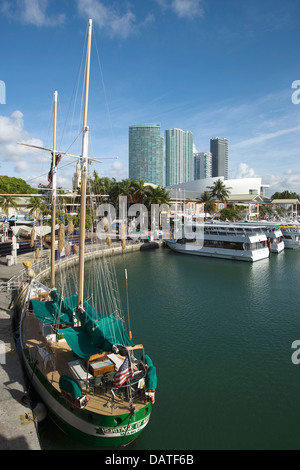 SIGHTSEEING CHARTER BOATS BAYSIDE MARKETPLACE MARINA DOWNTOWN SKYLINE MIAMI FLORIDA Stock Photo