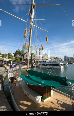 SIGHTSEEING CHARTER BOATS BAYSIDE MARKETPLACE MARINA DOWNTOWN SKYLINE Stock Photo