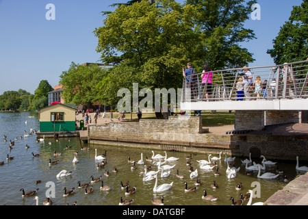 Metal footbridge over the entrance to Bancroft Basin on the River Avon in Stratford Stock Photo