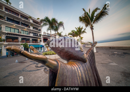 The statue 'In Search of Reason' (Sergio Bustamante, 1999)  on the malecon in Puerto Vallarta, Mexico. Stock Photo