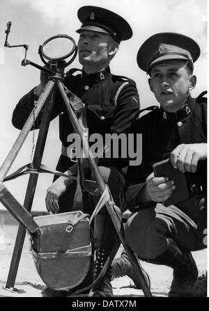 military, Australia, army, signallers with heliograph, circa 1940, Additional-Rights-Clearences-Not Available Stock Photo