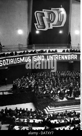 politics, Germany, conference of the Social Democratic Party of Germany (SPD), Planetarium of Duesseldorf, 11.-14.9.1948, opening ceremony, 12.9.1948, West Germany, postwar period, speech, flag, socialism, 1940s, 40s, 20th century, historic, historical, political parties, Dusseldorf, Düsseldorf, Additional-Rights-Clearences-Not Available Stock Photo