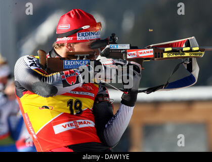 German biathlete Michael Greis shoots at the 10km sprint of the Biathlon World Cup in Antholz, Germany, Saturday, 03 February 2007. 11 decisions are on the programme at the World Cup running from 2 to 11 February. Photo: Martin Schutt Stock Photo