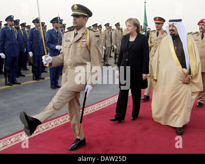 German Chancellor Angel Merkel (C) is welcomed by Sultan bin Abdul Aziz al-Saud, Crown Prince of Saudi Arabia (R) with military honours to Riad, Suadi Arabia, 04 February 2007. Merkel is on a four-day visit to four Arab countries. Photo: Peer Grimm Stock Photo