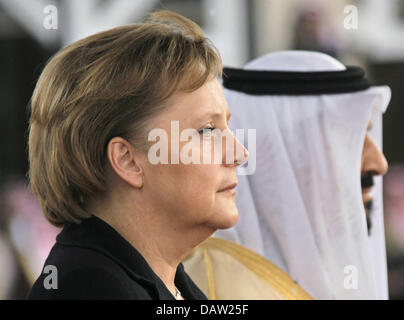 German Chancellor Angel Merkel (L) is welcomed by Sultan bin Abdul Aziz al-Saud, Crown Prince of Saudi Arabia (R) with military honours to Riad, Suadi Arabia, 04 February 2007. Merkel is on a four-day visit to four Arab countries. Photo: Peer Grimm Stock Photo