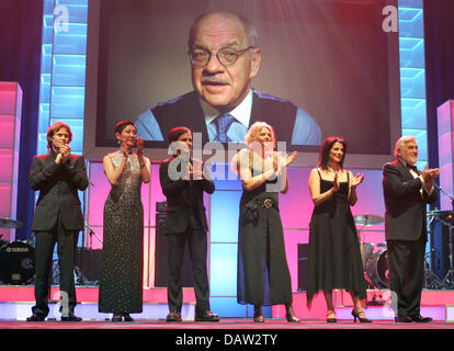 Berlinale Film Festival jury member Danish Molly Malene Stensgaard, US American actor Willem Dafoe, jury-president US American director Paul Schrader, Chinese producer Nansun Shi, German actor Mario Adorf, Palestinian actress Hiam Abbass and Mexican actor Gael Garcia Bernal (L-R) are pictured during a photo call in Berlin, Germany, Thursday, 08 February 2007. Altogether about 400 f Stock Photo