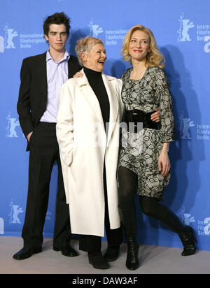 British actor Andrew Simpson (L-R), British actress Judi Dench and Australian actress Cate Blanchett are pictured during a photo call for the film 'Notes On A Scandal' at the 57th Berlinale Film Festival in Berlin, Germany, Monday, 12 February 2007. Photo: Wolfgang Kumm Stock Photo