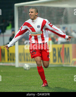 Mainz's Mohamed Zidan celebrates his third goal for his team's 4:1 victory in the Bundesliga match FSV Mainz 05 vs FC Energie Cottbus at the Bruchwegstadium in Mainz, Germany, Saturday, 10 February 2007. Photo: Arne Dedert Stock Photo