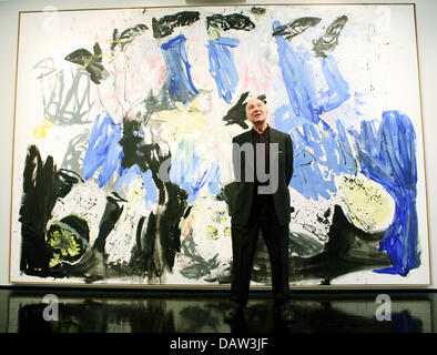 German artist Georg Baselitz stands in front of his painting 'Nachtessen in Dresden (Remix)' at the gallery 'Contemporary Fine Arts (CFA)' in Berlin, Tuesday, 13 February 2007. CFA hosts the Baseltiz exhibition 'The Bridge Ghost's Supper' from 14th February 2007 to 24th March 2007. Photo: Steffen Kugler Stock Photo