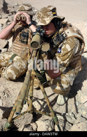 Snipers of the British troops of the multinational 'Division South East' get prepared near Basrah, Iraq, June 2006. The soldiers are part of the 'Princess of Wales' Royal regiment' and armed with a sniper rifle L96A1. Photo: Carl Schulze Stock Photo