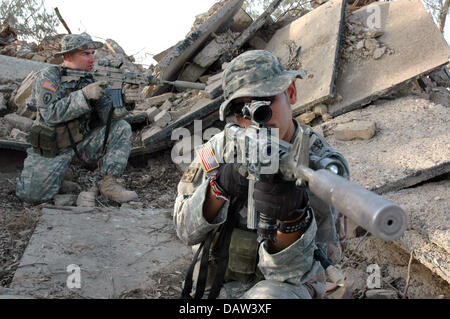 Snipers of the US Army of the 1st Battalion 68th Armour Regiment get prepared near Bakbah, Iraq, June 2006. The soldiers are armed with a sniper rifle M4A1. Photo: Carl Schulze Stock Photo