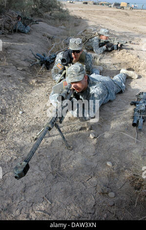 Snipers of the 1st Battalion 68th Armour Regiment of the US Army get prepared near Bakbah, Iraq, June 2006. The soldiers are armed with a sniper rifle M107 with a range of 2500 metres. Photo: Carl Schulze Stock Photo