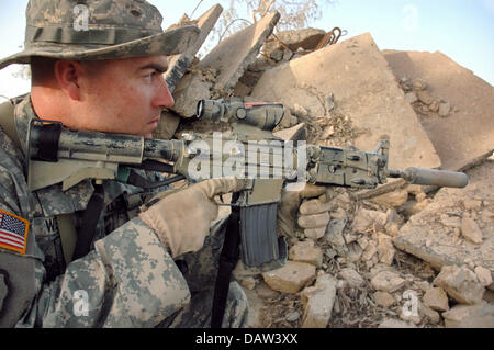 A snipers of the 1st Battalion 68th Armour Regiment of the US Army gets prepared near Bakbah, Iraq, May 2006. The soldiers are armed with a sniper rifle M4A1 with grenade launcher, visor and laserpointer and a suppressor. Photo: Carl Schulze Stock Photo