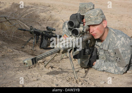 Snipers of the 1st Battalion 68th Armour Regiment of the US Army get prepared near Bakbah, Iraq, June 2006. The soldiers are armed with a sniper rifle M107 with a range of 2500 metres. Photo: Carl Schulze Stock Photo