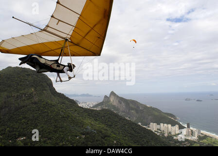 Paragliders take off from the Gavea hill in Rio de Janeiro, Brazil, 30 October 2006. Depending on the thermal lift the flight can take up to 20 minutes until landing on Sao Conrado beach. Photo: RiKa Stock Photo
