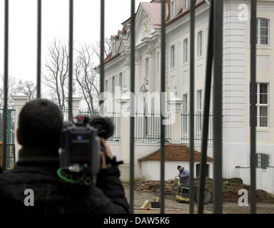 A camera man films the new guest guest house of the federal government in Meseberg, Germany, Thursday, 22 February 2007. German Chancellor Angela Merkel receives French President Jacques Chirac as part of the regular German-French consultations on the preparation of the EU summit. Photo: Bernd Settnik Stock Photo