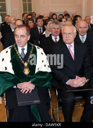 Hermann Kokenge (L), rector of the Technichal University Dresden, sits next to Czech Prime Minister Vaclav Klaus (R) in Dresden, Germany, Friday, 23 February 2007. Klaus is given the honorary doctorate by the Technical University Dresden and pays a visit to Volkswagen and Lange&Sons. Photo: Matthias Hiekel Stock Photo