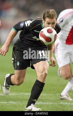 Miroslav Klose of Bremen watches the ball during the UEFA Cup Round of 32 match Ajax Amsterdam v SV Werder Bremen at teh Amsterdam Arena of Amsterdam, Netherlands, 22 February 2007. Photo: Camen Jaspersen Stock Photo