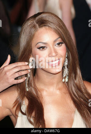 US singer Beyonce Knowles smiles for the cameras arriving at the Vanity Fair Oscar Party in Los Angeles, CA, United States, 25 February 2007. Photo: Hubert Boesl Stock Photo