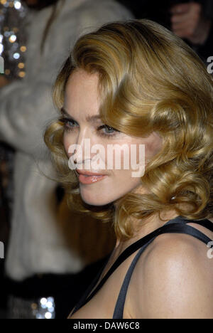 US pop star Madonna poses for the cameras arriving at the Vanity Fair Oscars Party in Los Angeles, CA, United States, 25 February 2007. Photo: Hubert Boesl Stock Photo